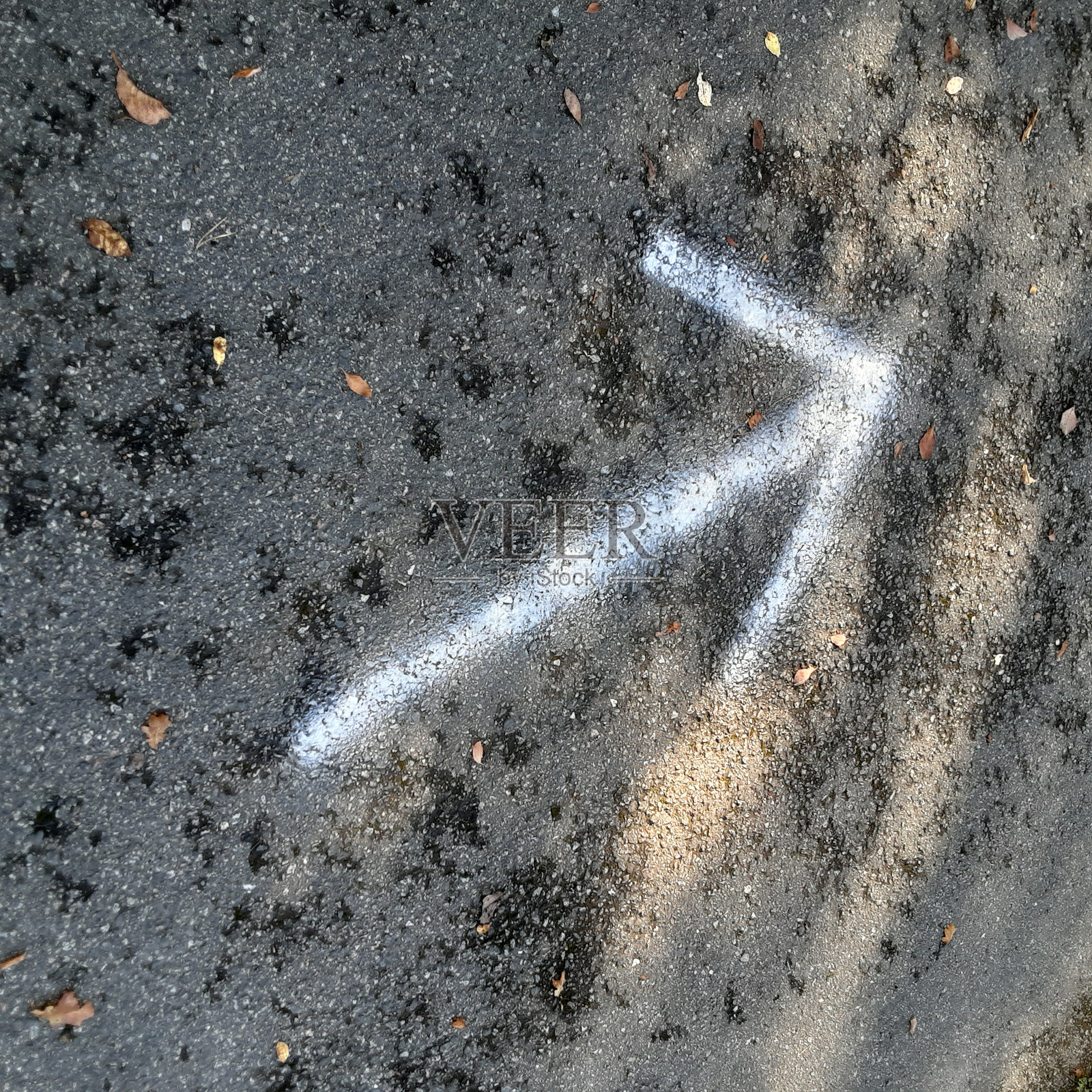 白色箭头喷涂在沥青上照片摄影图片