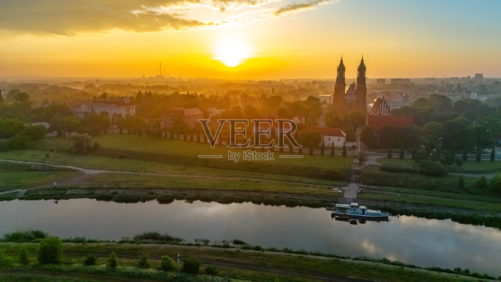 波兰波兹南的图姆斯基岛上的教堂，春天黎明时分的雾中景象照片摄影图片