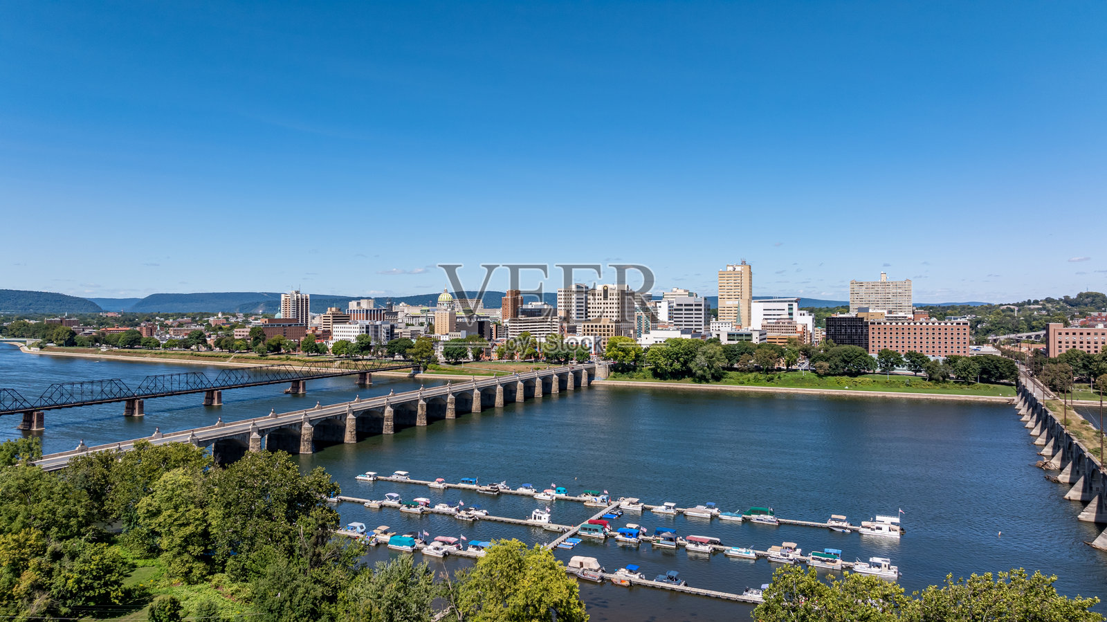 晚夏初秋的航拍照片，展示了宾夕法尼亚州哈里斯堡的天际线和苏斯奎哈纳河。照片摄影图片