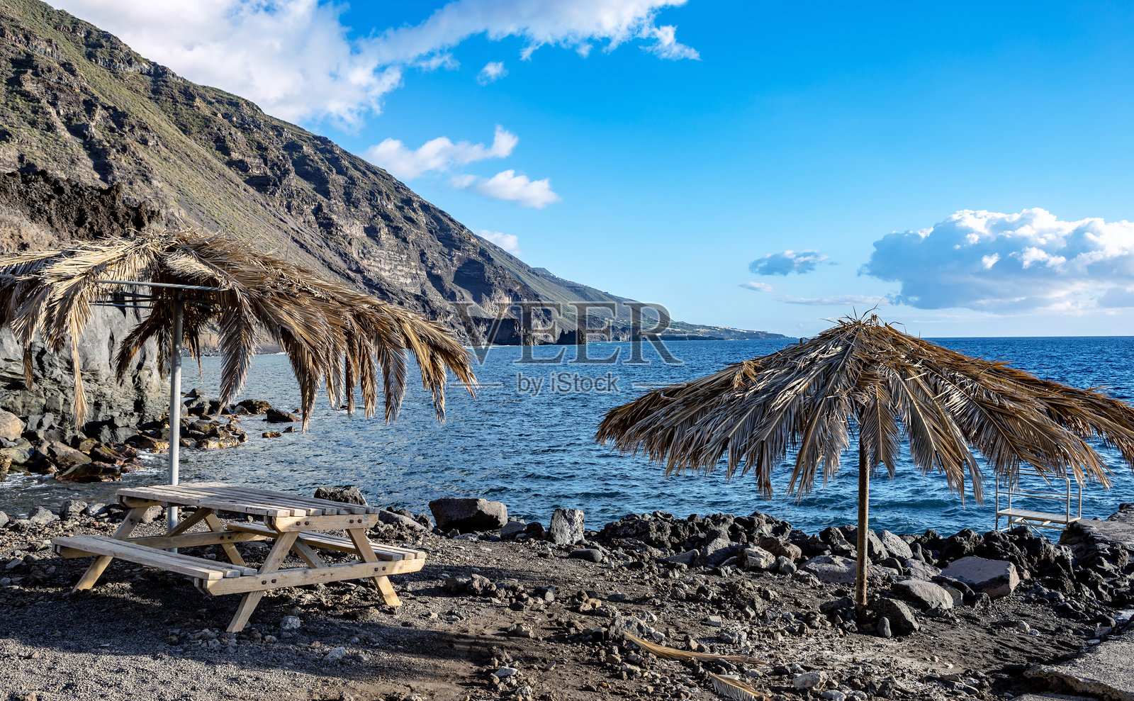 带伞的木桌，埃尔雷莫，拉帕尔马岛，加那利群岛，西班牙，欧洲。照片摄影图片