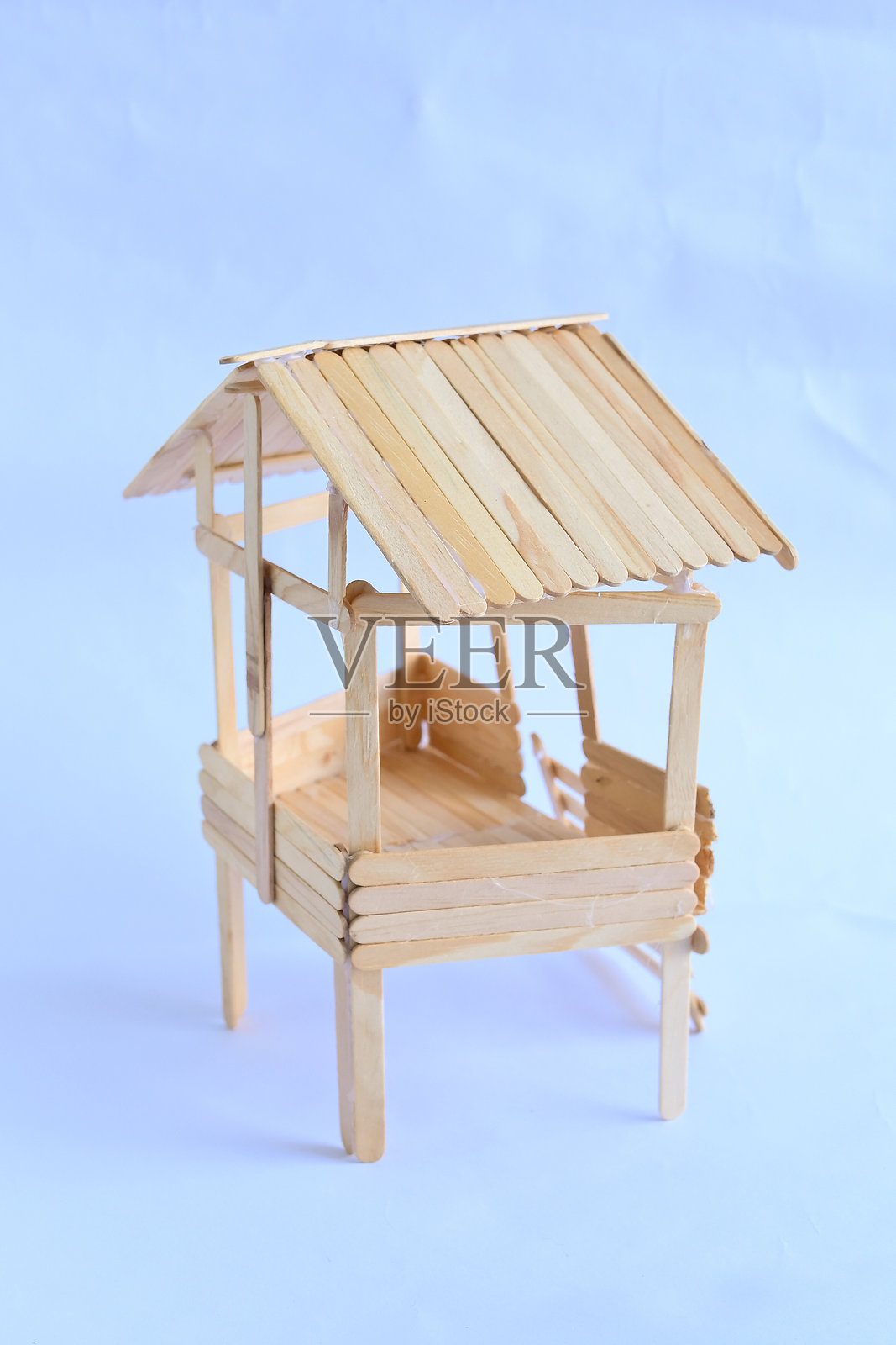 用冰淇淋棒制作的微型小屋照片摄影图片