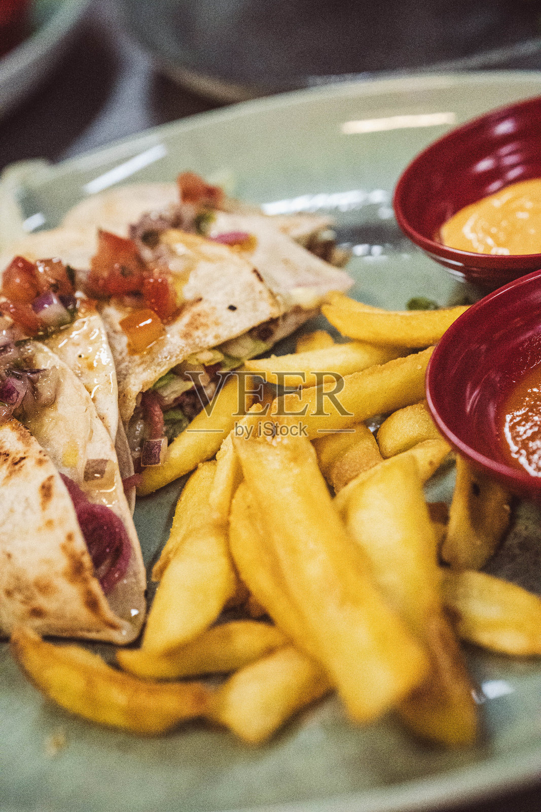 奶酪、蔬菜和选择的肉类填充的玉米饼三角形照片摄影图片