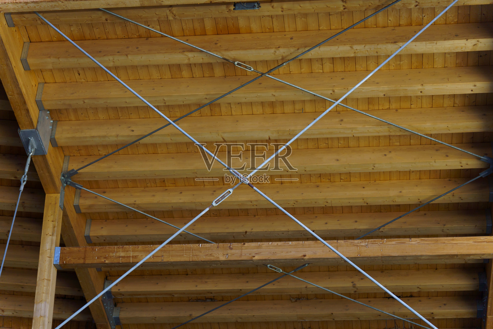 带有金属拉紧器的木结构照片摄影图片