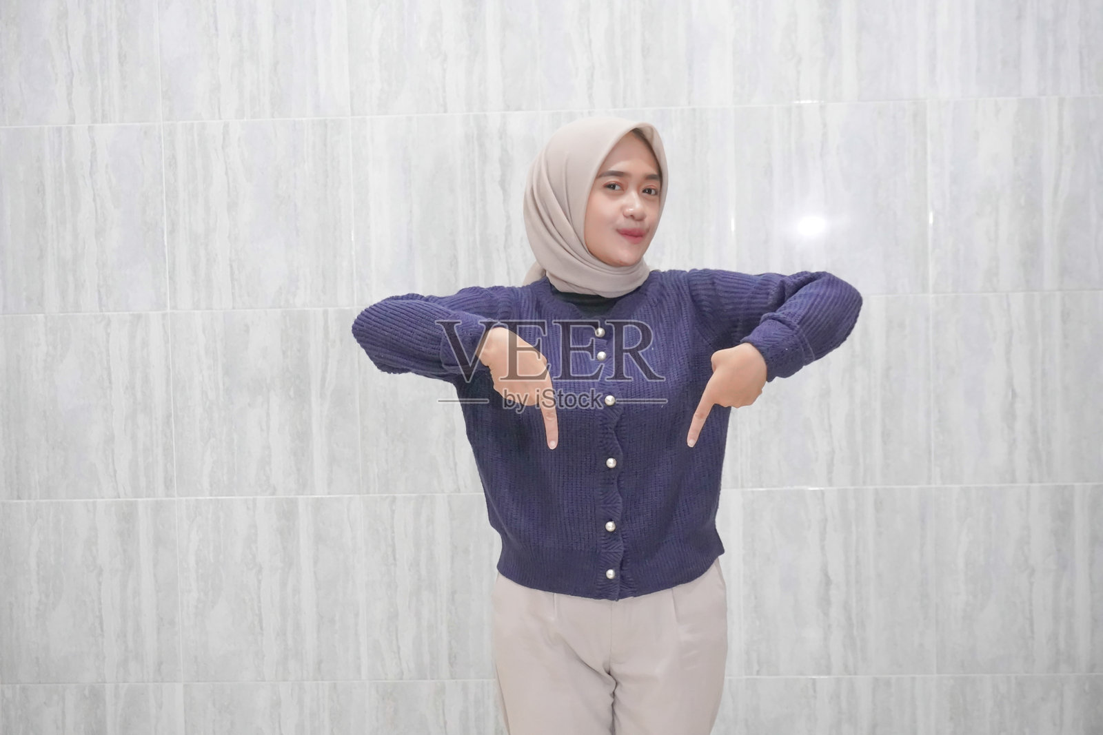 佩戴头巾的印尼女性的表情照片摄影图片