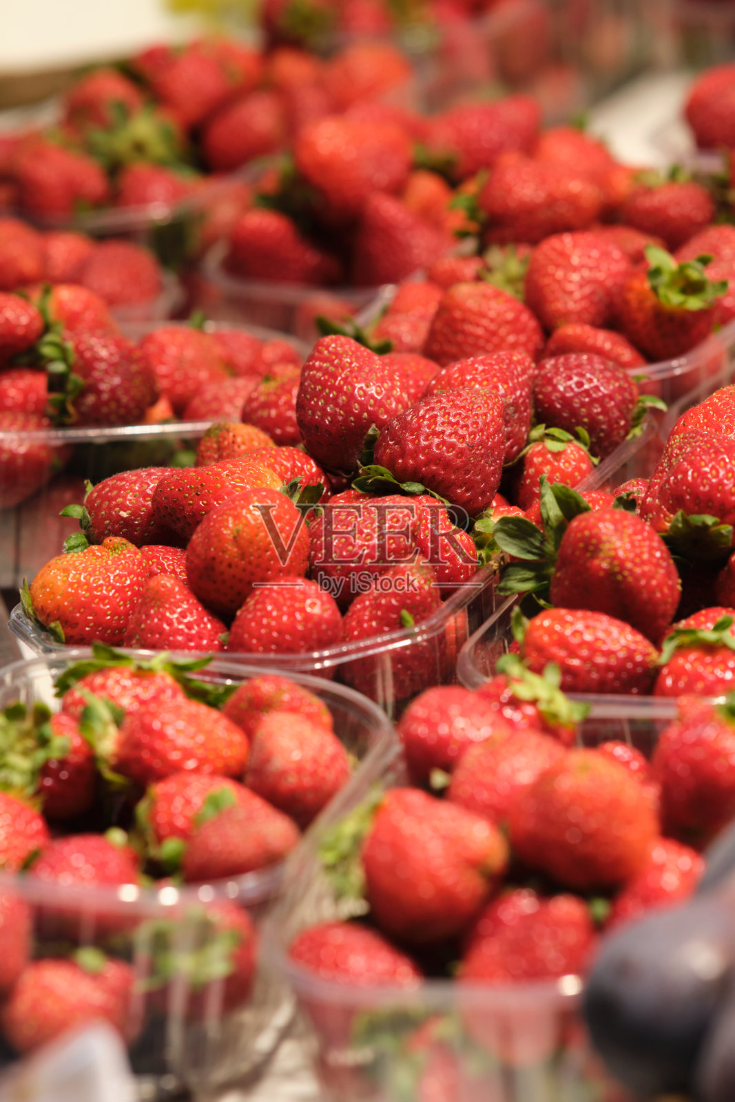 新鲜的草莓放在柜台上照片摄影图片