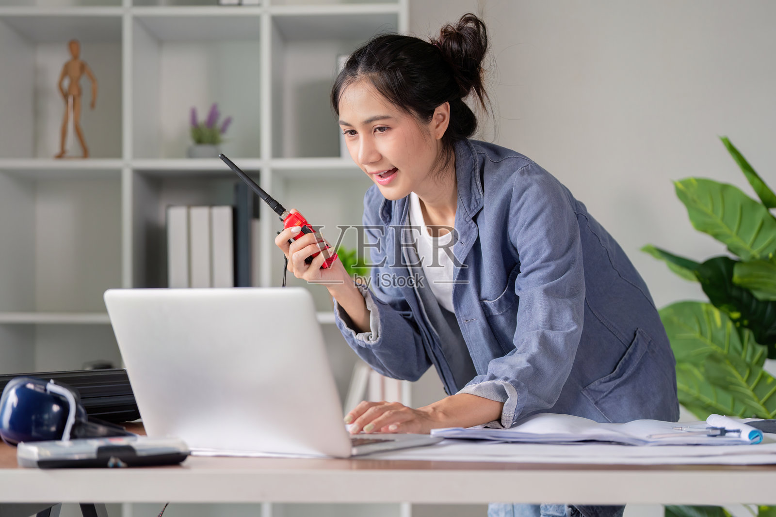 工程师通过对讲机和笔记本电脑协调项目照片摄影图片