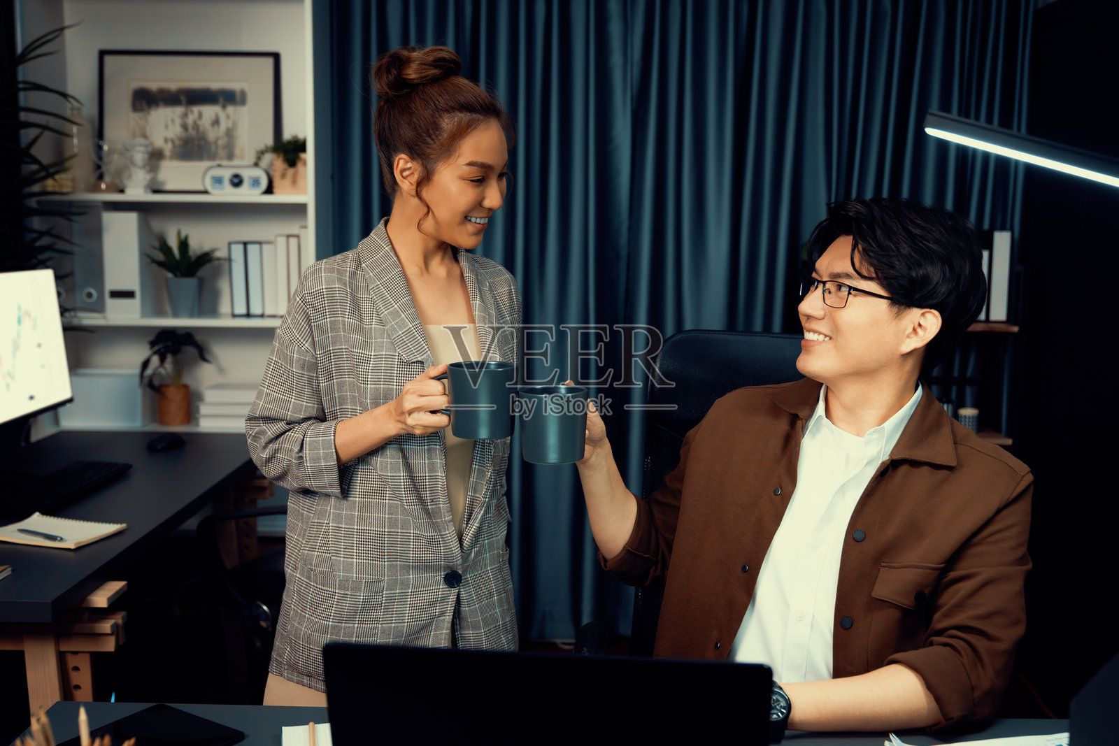 销售经理在家办公室喝咖啡时讨论。信息高速公路。照片摄影图片