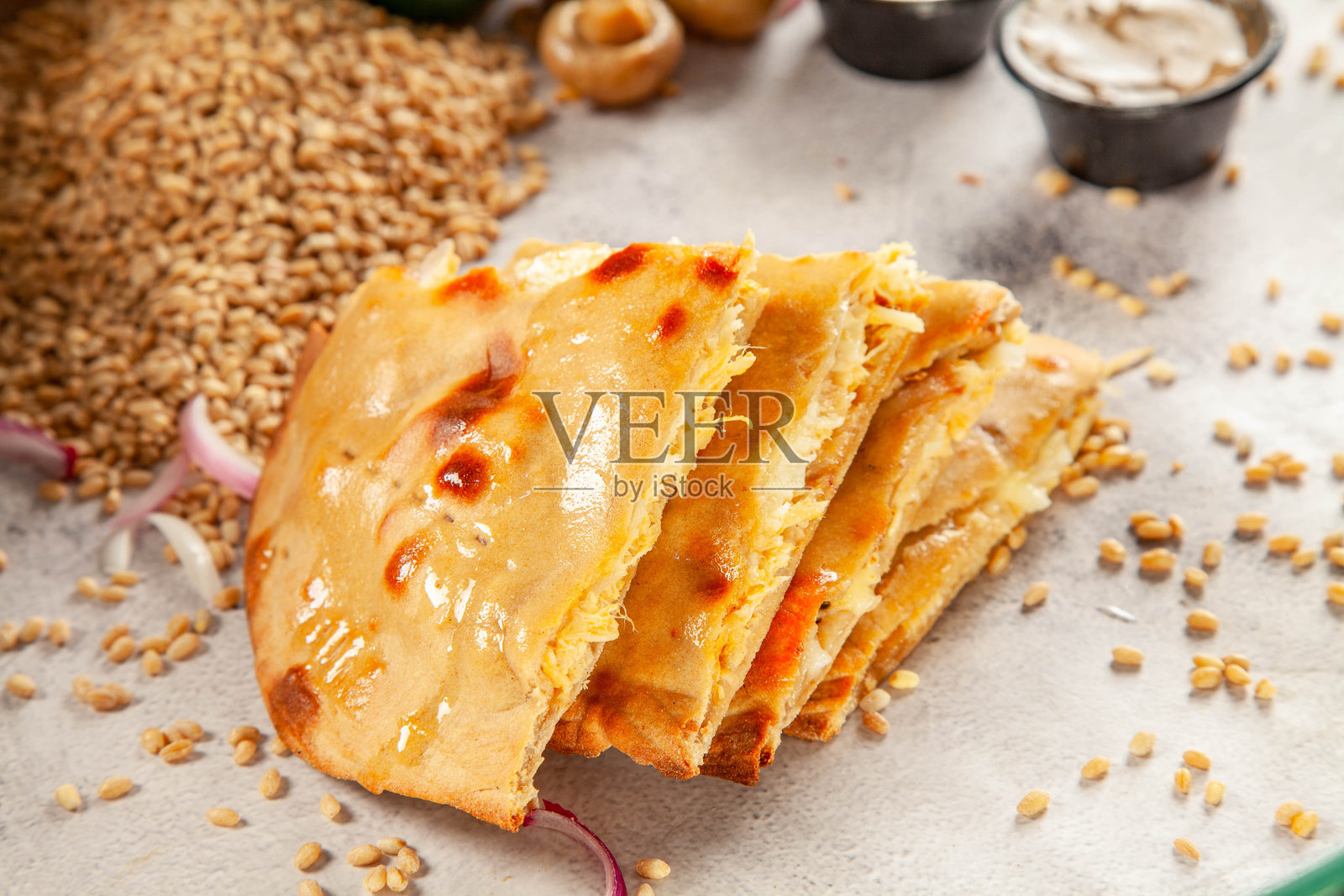 全麦大麦馅饼，背景中有配料。照片摄影图片