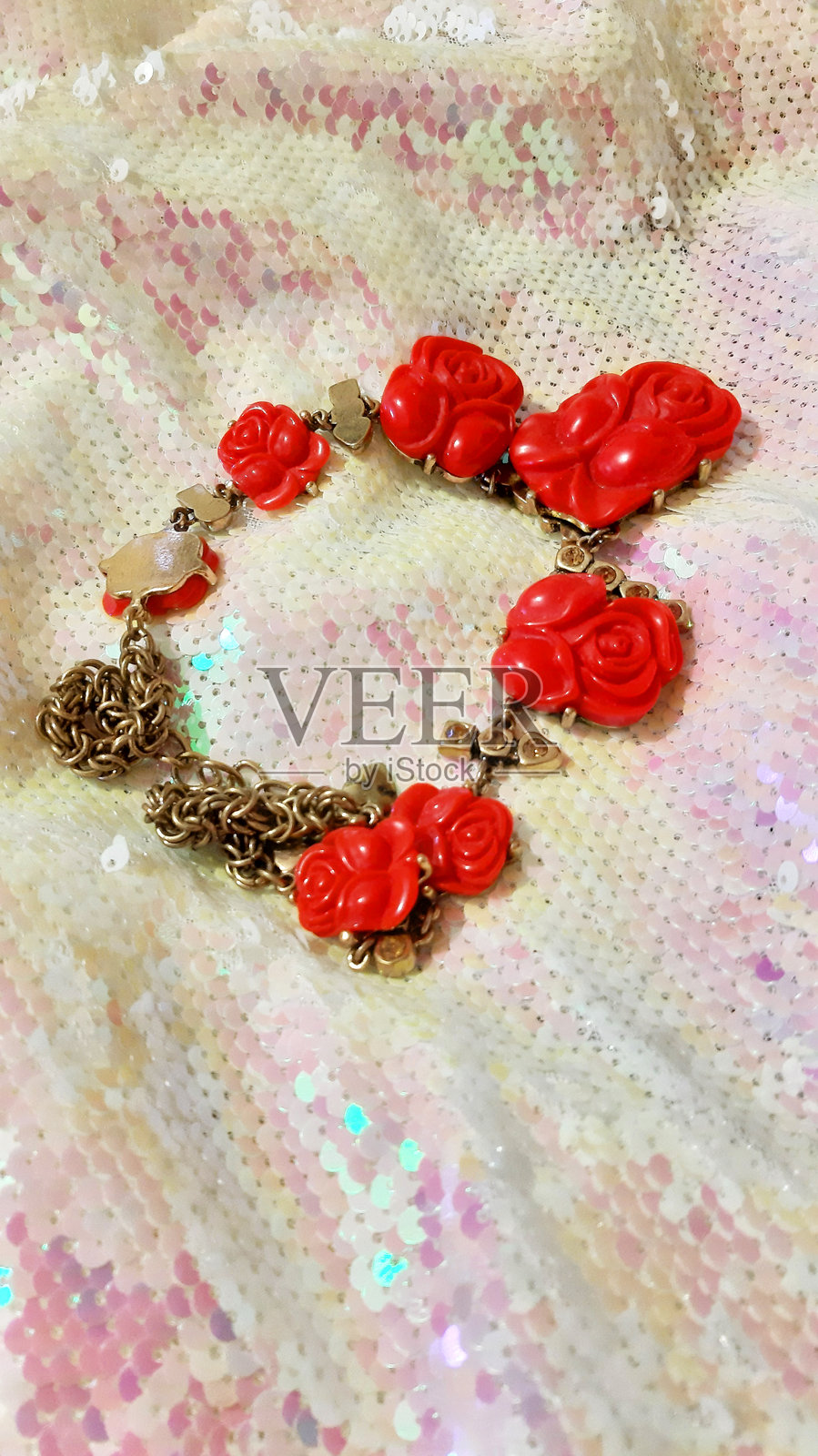 闪亮全息面料上的红色装饰。时尚背景设计，摄影。纺织品，面料模板，现代风格照片摄影图片