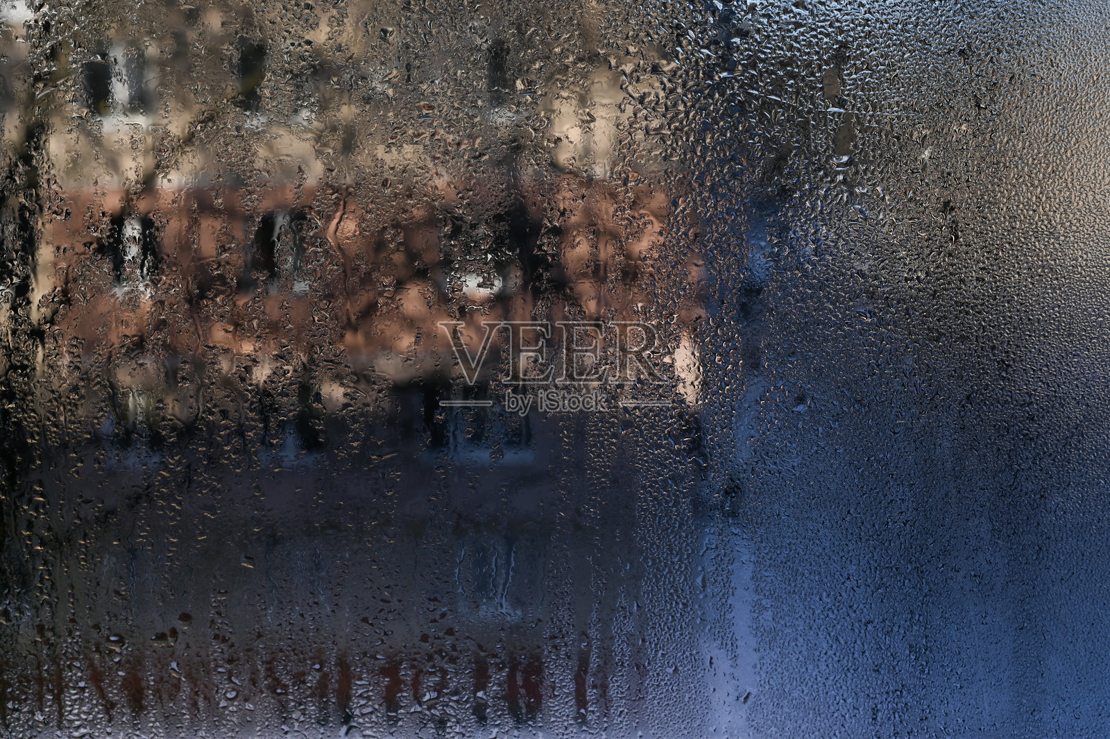 玻璃上的冷凝水滴，湿润的窗户照片摄影图片