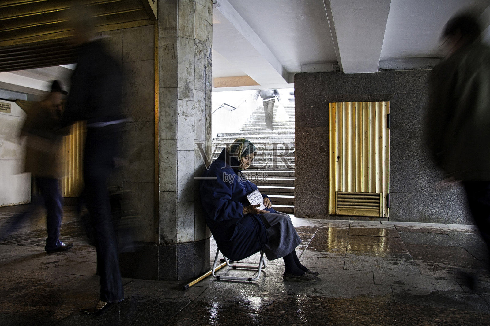 乞讨的女人照片摄影图片