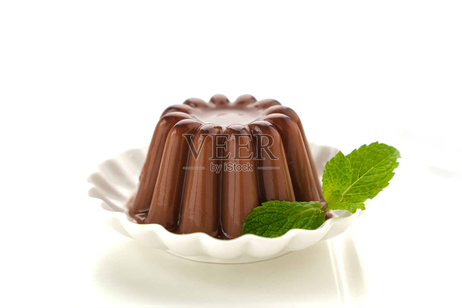 巧克力布丁配薄荷叶照片摄影图片