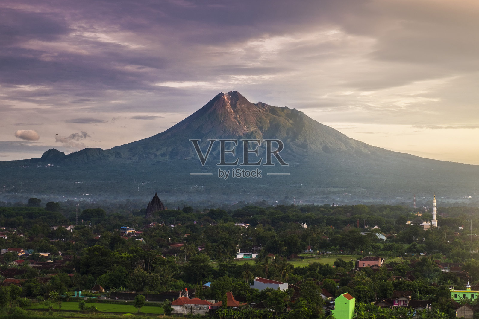 小镇与山脉的美丽景色照片摄影图片