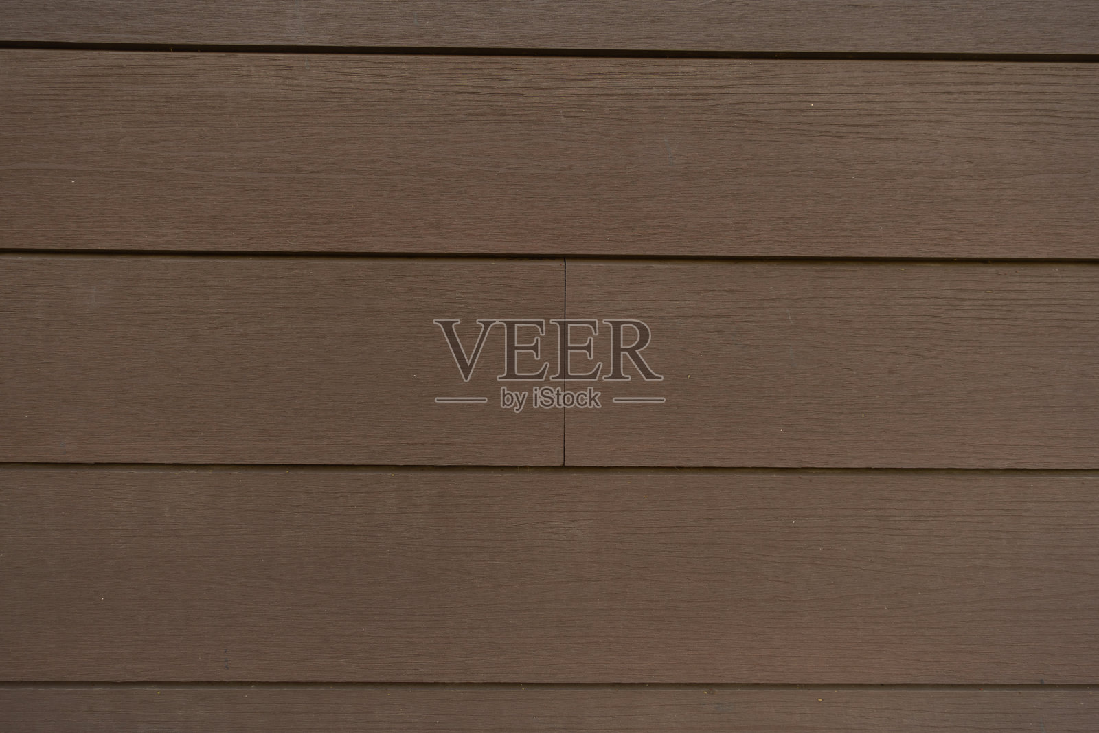 近距离观察涂漆的棕色斜面木外墙照片摄影图片
