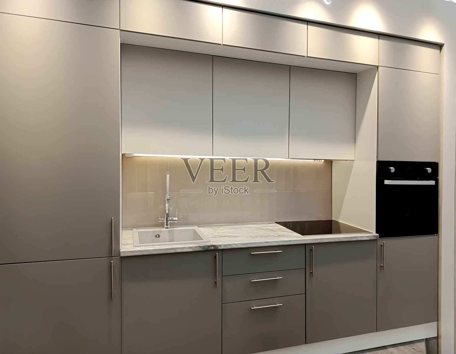 厨房内部采用极简风格，灰色橱柜外观。现代极简厨房套装。照片摄影图片