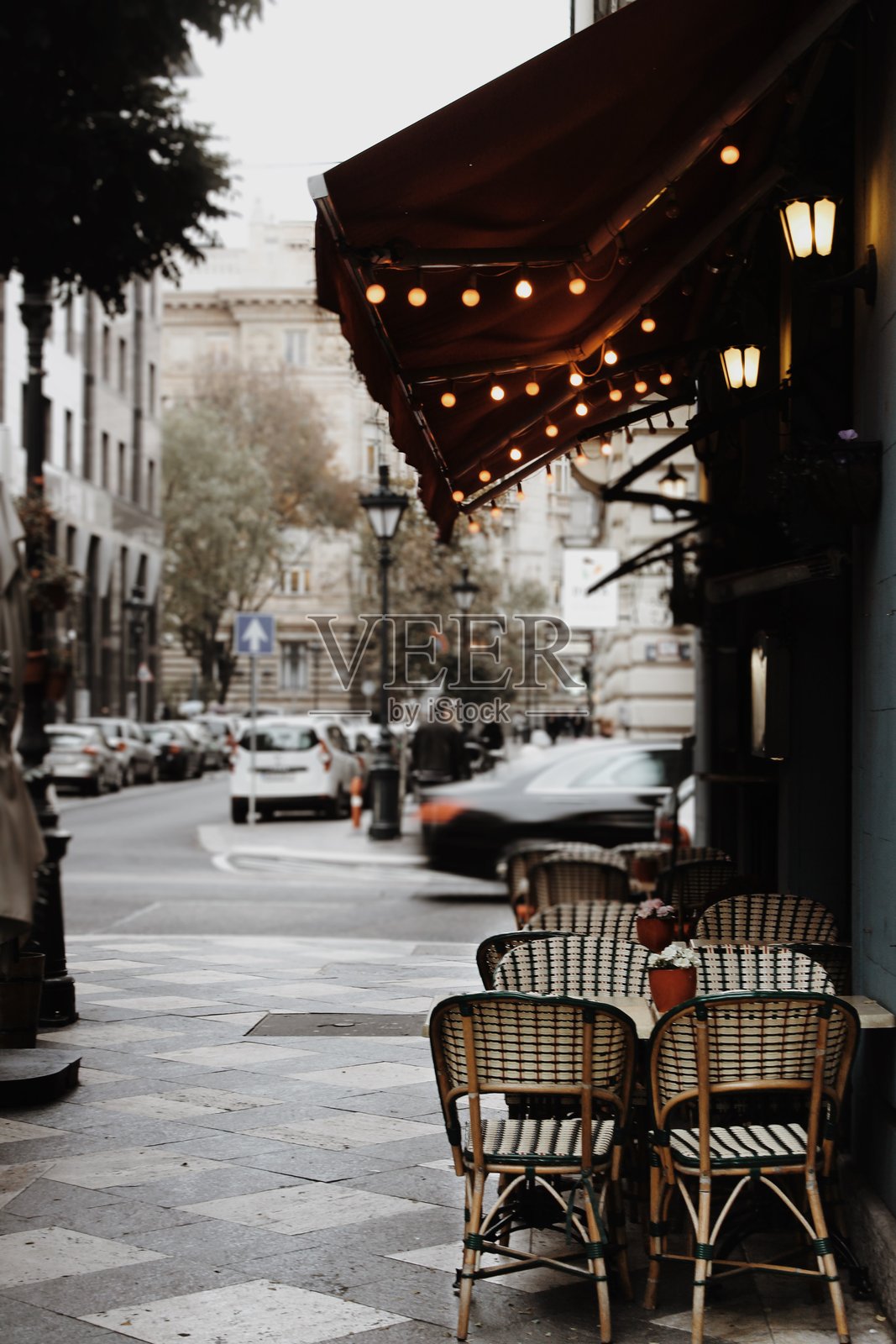 城市街道旁的人行道咖啡馆的椅子和桌子景观照片摄影图片