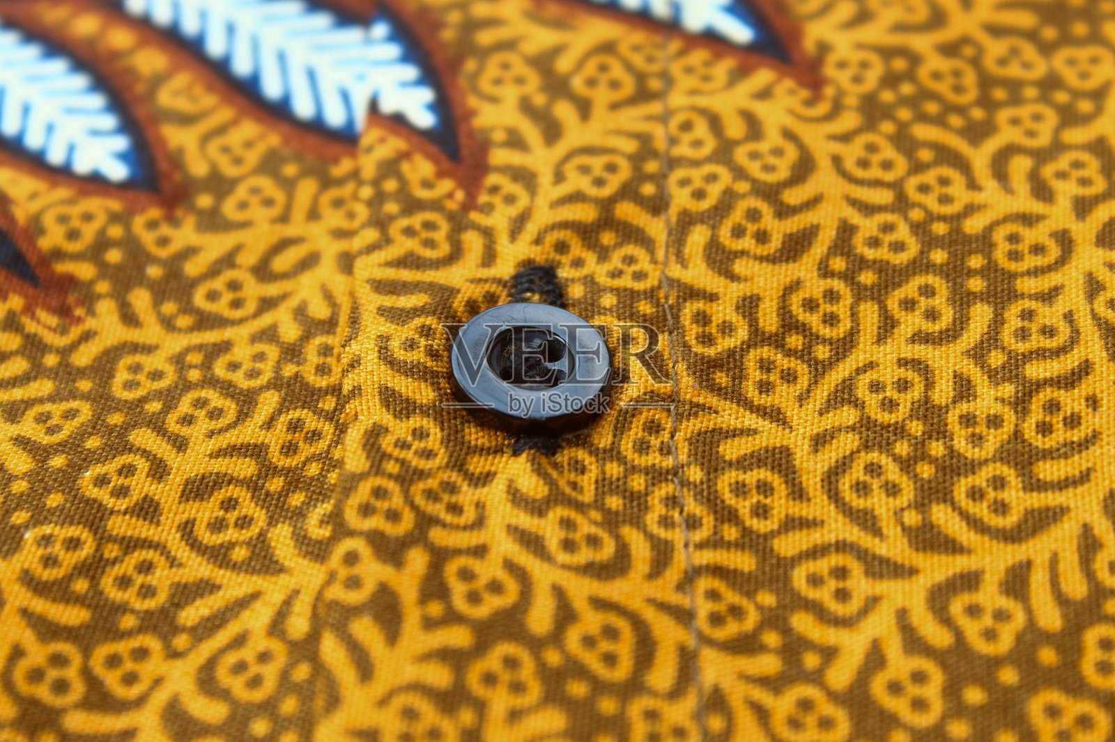 黑色蜡染衬衫的纽扣特写照片摄影图片