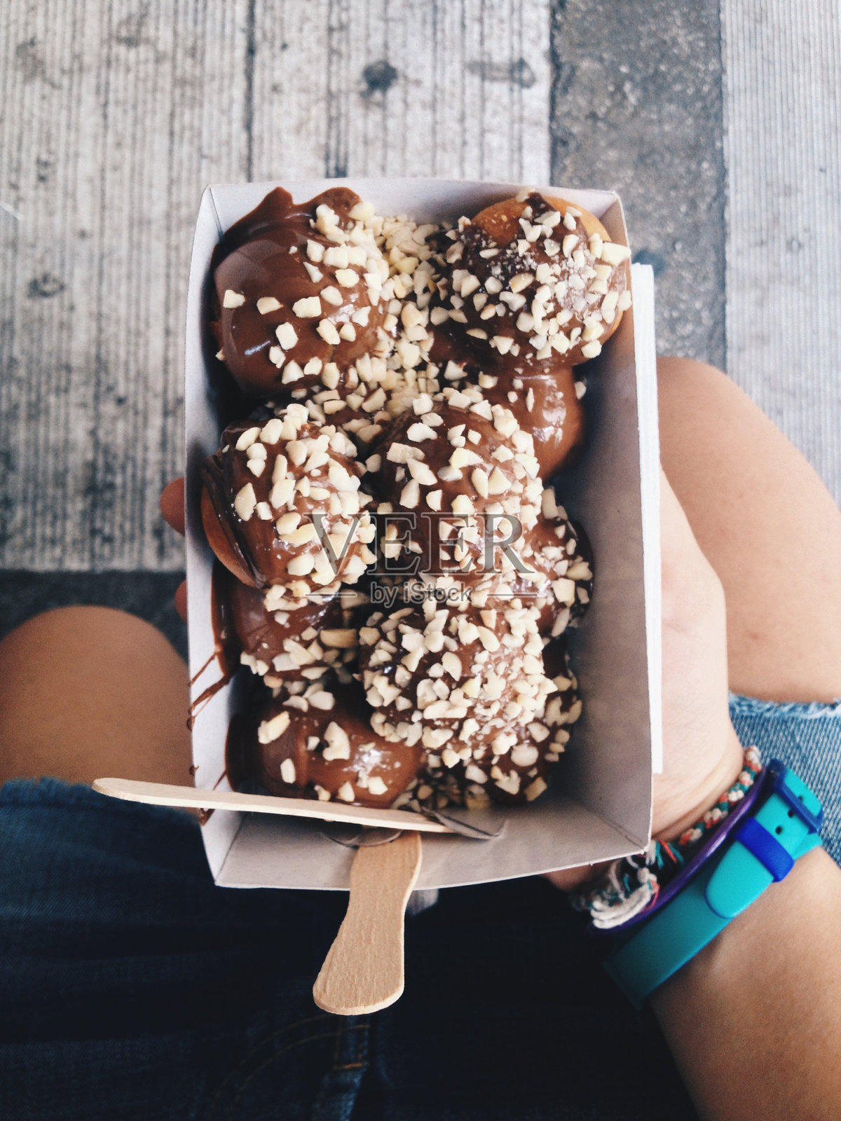 从上方直接拍摄的女人手持甜食照片摄影图片