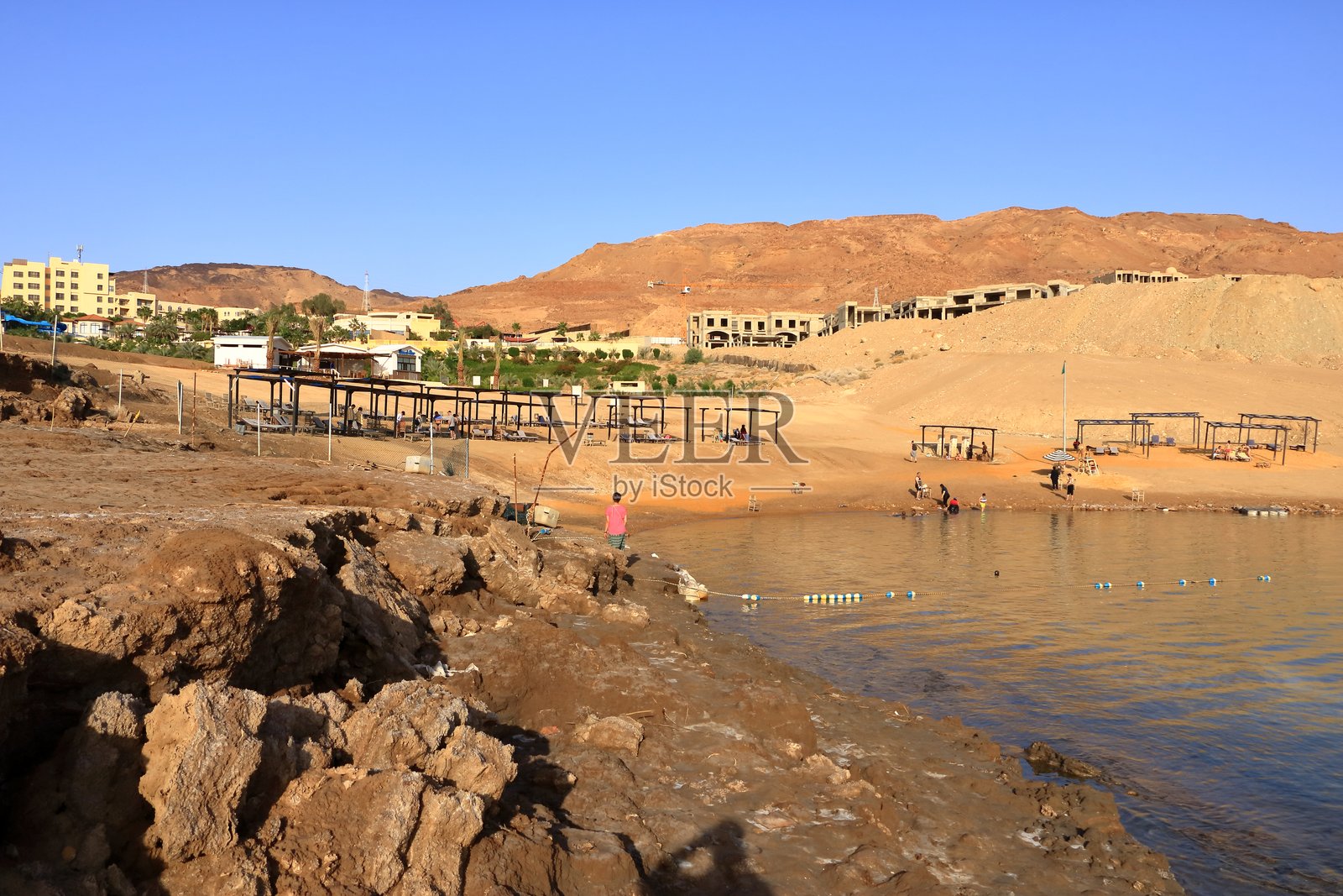 在死海水中沐浴的人照片摄影图片