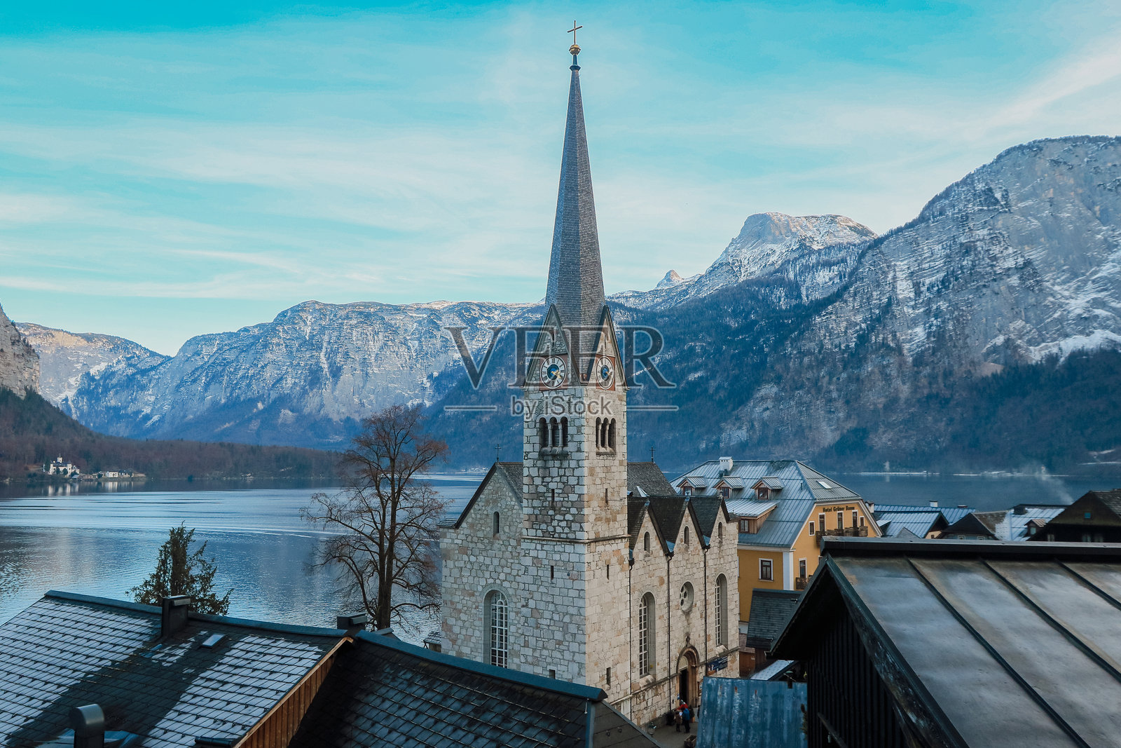 哈斯塔特历史悠久的教堂与壮丽的山脉和宁静的湖泊构成了如画的景色照片摄影图片