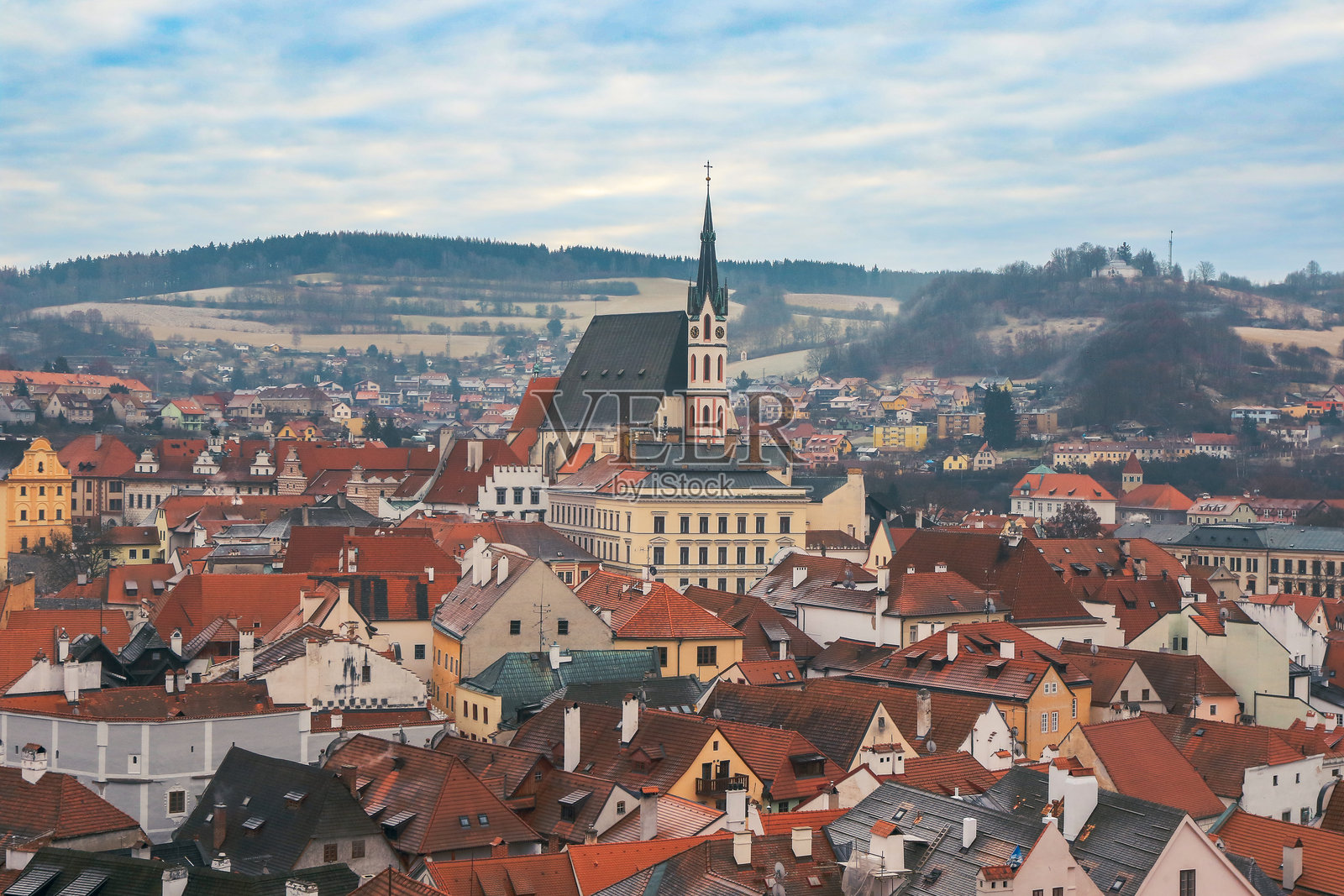 在初春的阴天里，探索捷克克鲁姆洛夫迷人的屋顶和标志性的天际线照片摄影图片