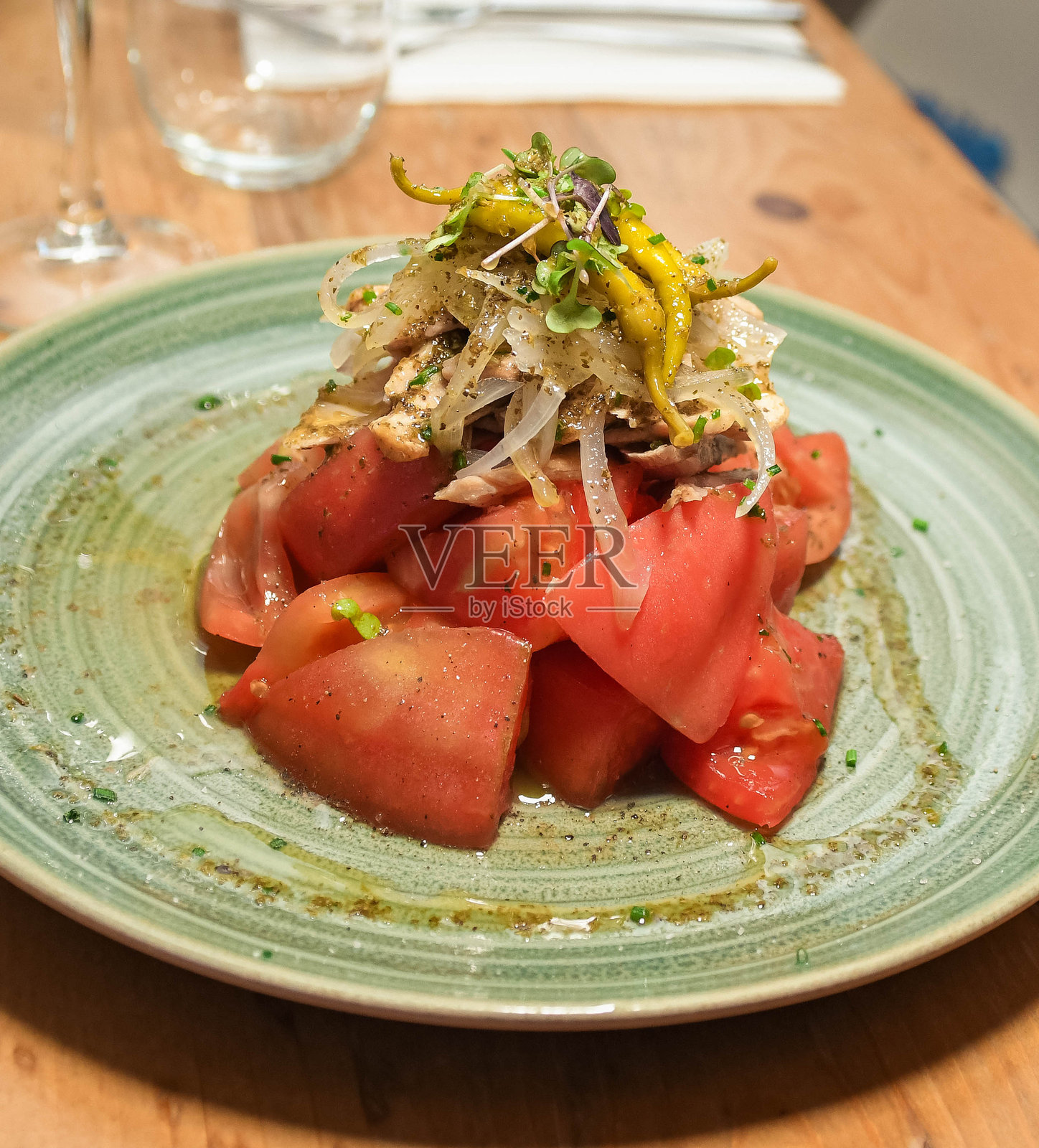 美味的金枪鱼肚和花园番茄沙拉照片摄影图片