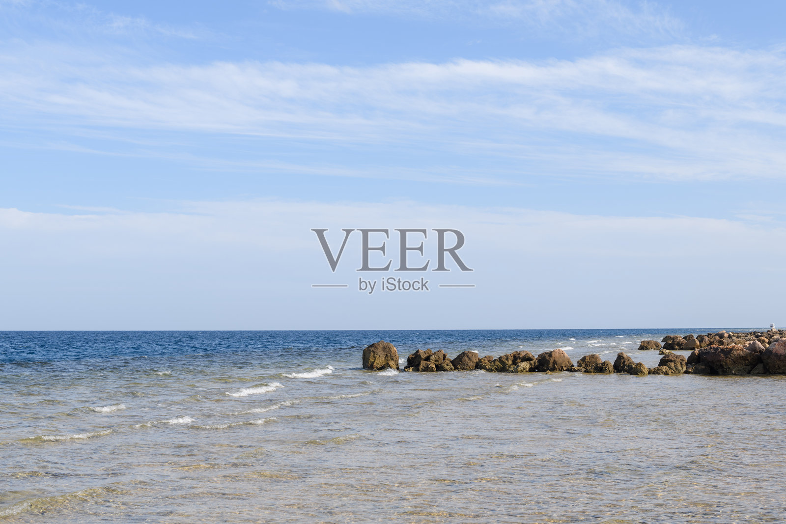 红海沿岸水中死亡珊瑚的美景照片摄影图片