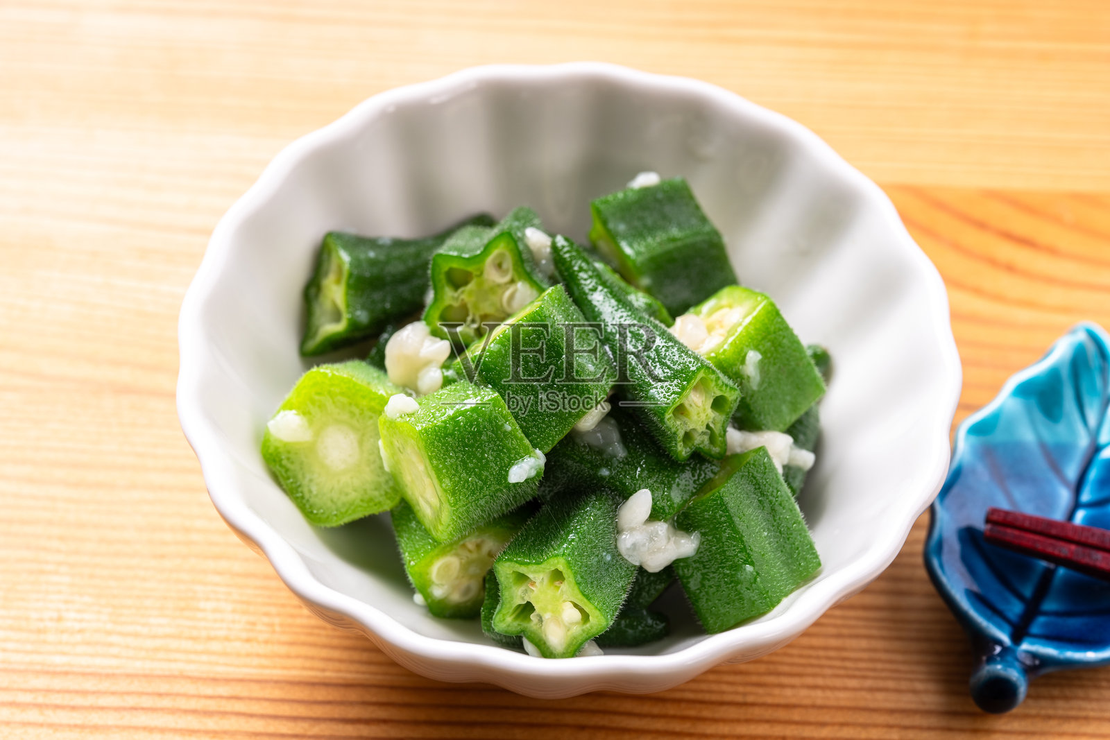 盐麴秋葵照片摄影图片