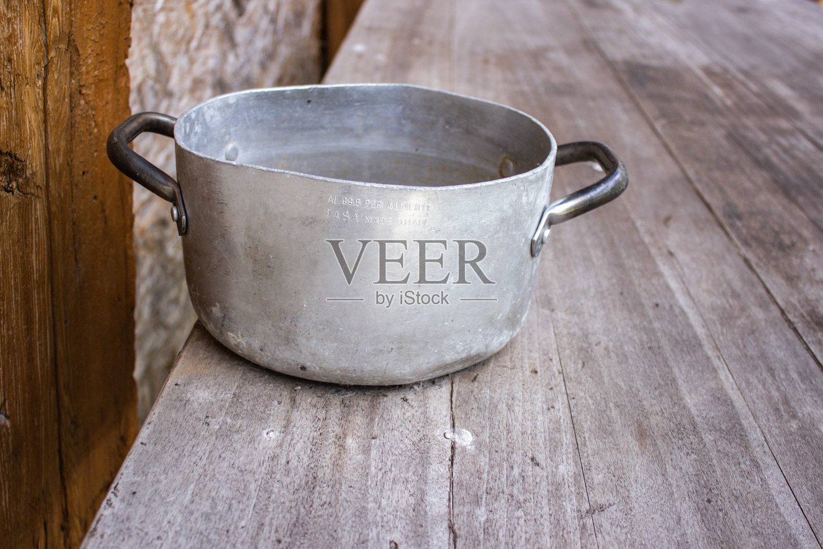 山间小屋里的乡村风格锅照片摄影图片