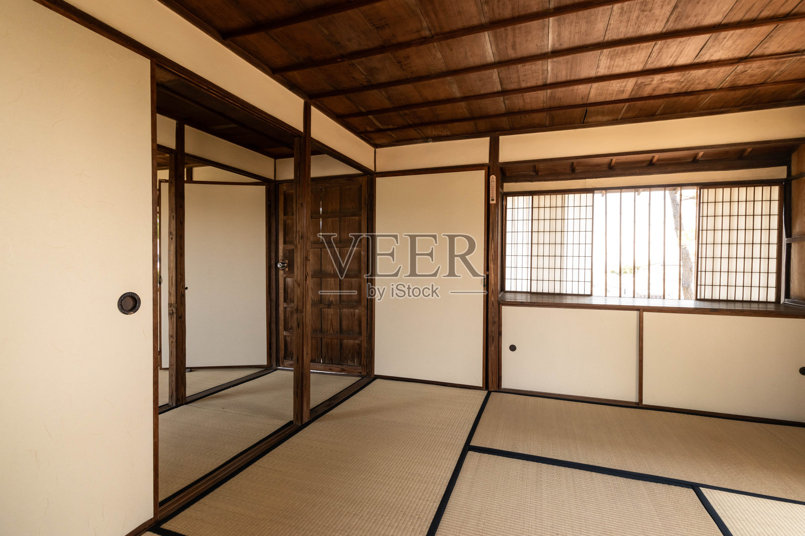 带榻榻米的传统日本房屋照片摄影图片