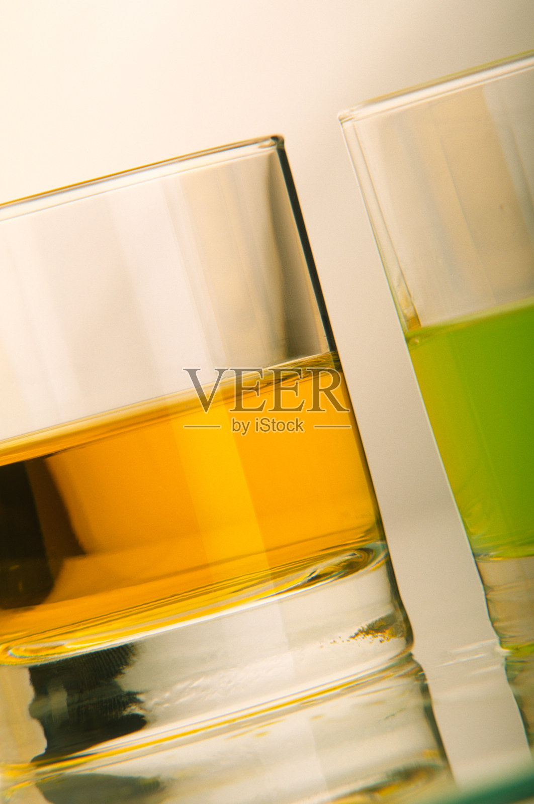 饮料杯放在玻璃表面上。照片摄影图片