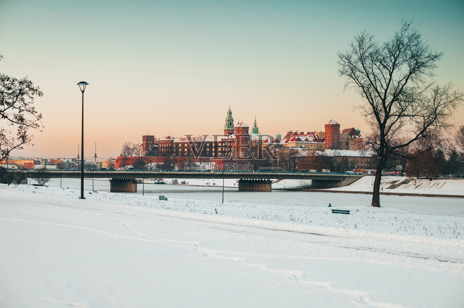 克拉科夫的维斯瓦河在冬季被雪覆盖照片摄影图片