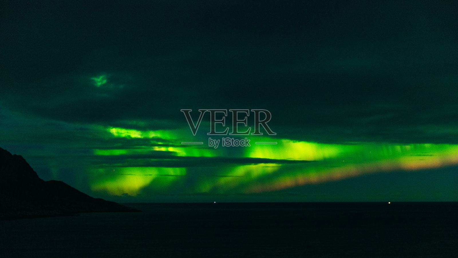 壮丽的北极光在海面上空照片摄影图片