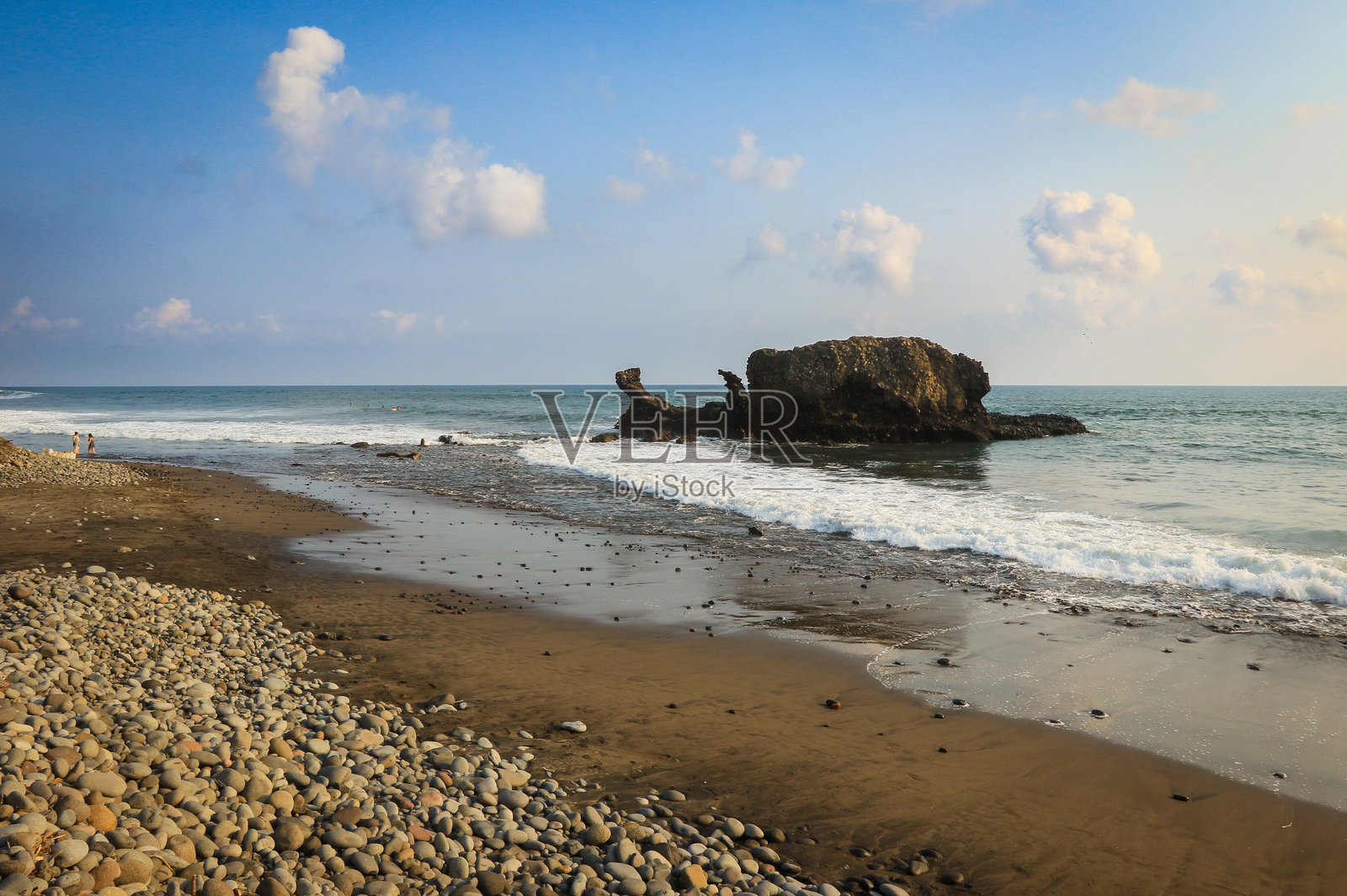 萨尔瓦多埃尔通科的宁静海岸景观，夕阳下的岩石突出和温柔的海浪照片摄影图片