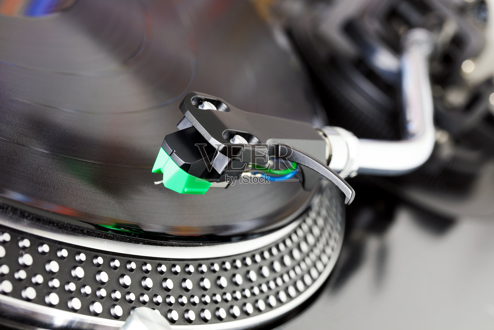 唱臂与唱头仍悬在唱片上方照片摄影图片