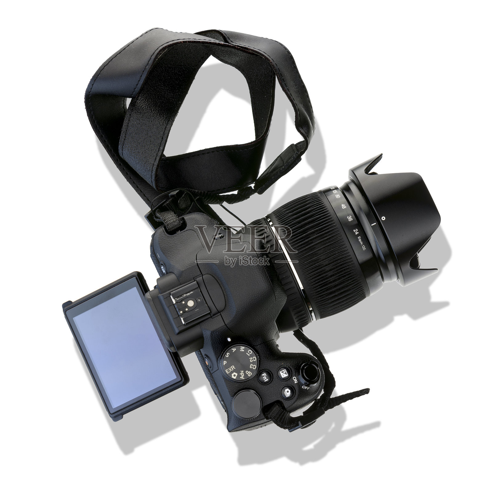 一台平放的无反光镜相机，带有扩展显示屏，从上方拍摄，背景为白色。一台黑色相机，配有大变焦镜头。俯视的平面视角。照片摄影图片