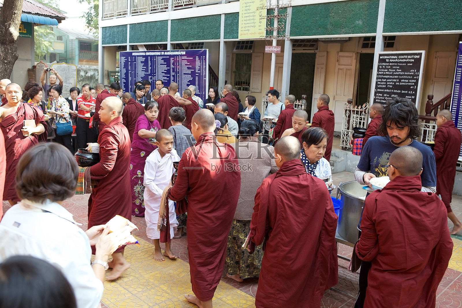 僧侣在缅甸阿马拉普拉乞讨施舍照片摄影图片