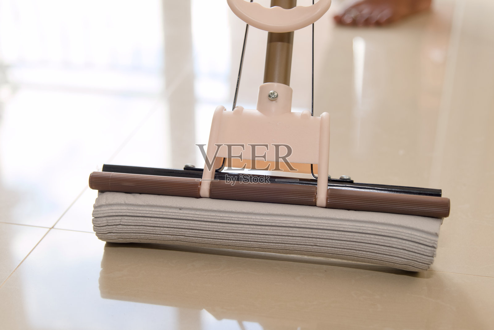 家庭中清洁光亮瓷砖地板的拖把特写照片摄影图片