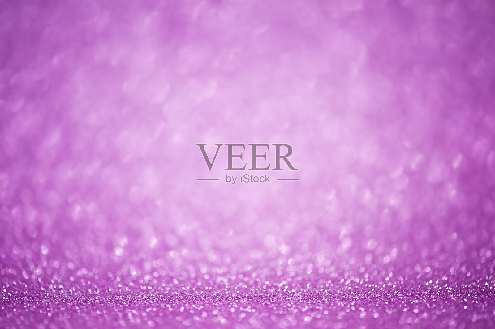 抽象的紫色闪光背景，薄焦点部分和虚化的灯光。亮片是紫色的。照片摄影图片