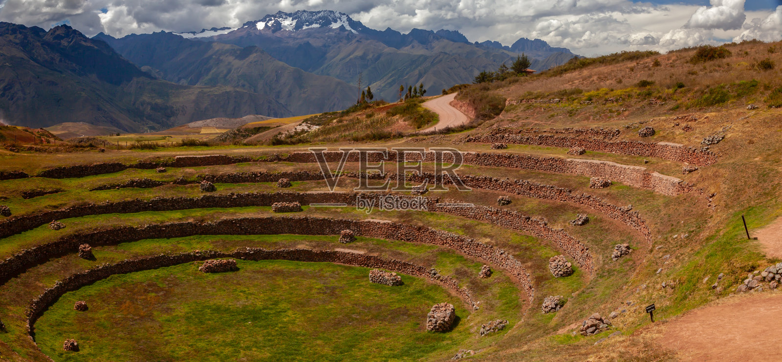秘鲁库斯科地区圣谷莫雷的古印加农业遗址，带有圆形梯田的全景视图，位于安第斯山脉。照片摄影图片