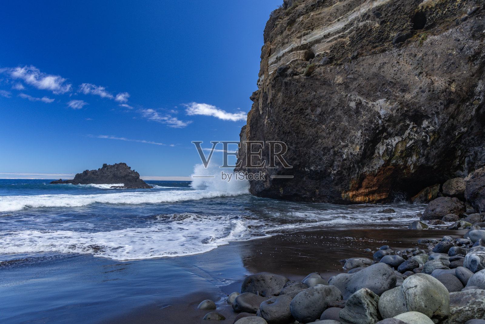 黑色火山沙滩，坡上绿棕榈树，汹涌的海浪，大西洋，卡斯特罗海滩，特内里费岛照片摄影图片