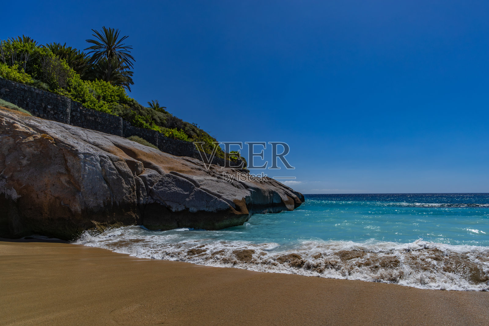 黄色沙滩，危险的高浪，汹涌的大西洋，著名的特内里费科斯塔阿德赫的德奎海滩照片摄影图片