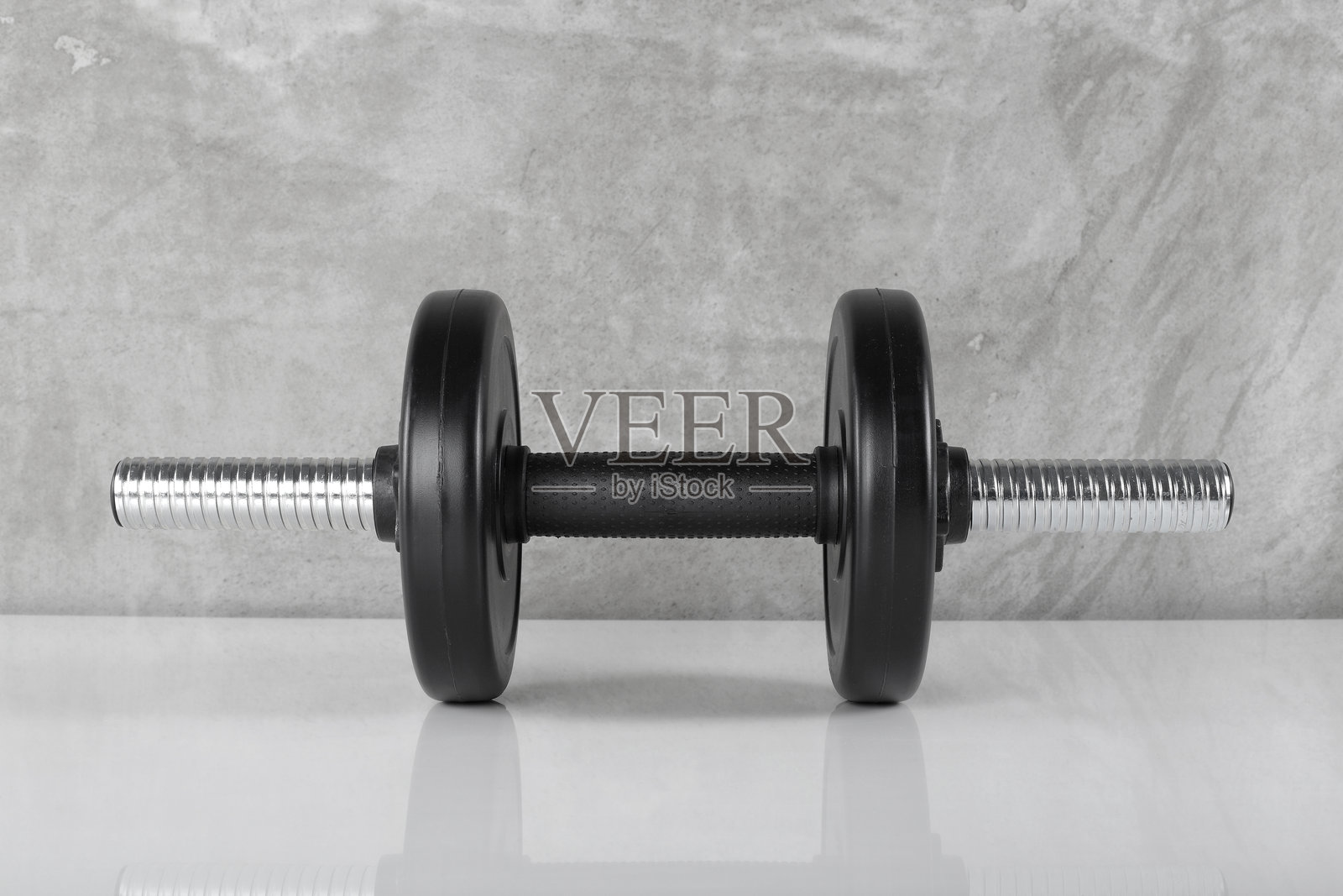 运动与健身 - 正面视角的哑铃，带有两个重量照片摄影图片