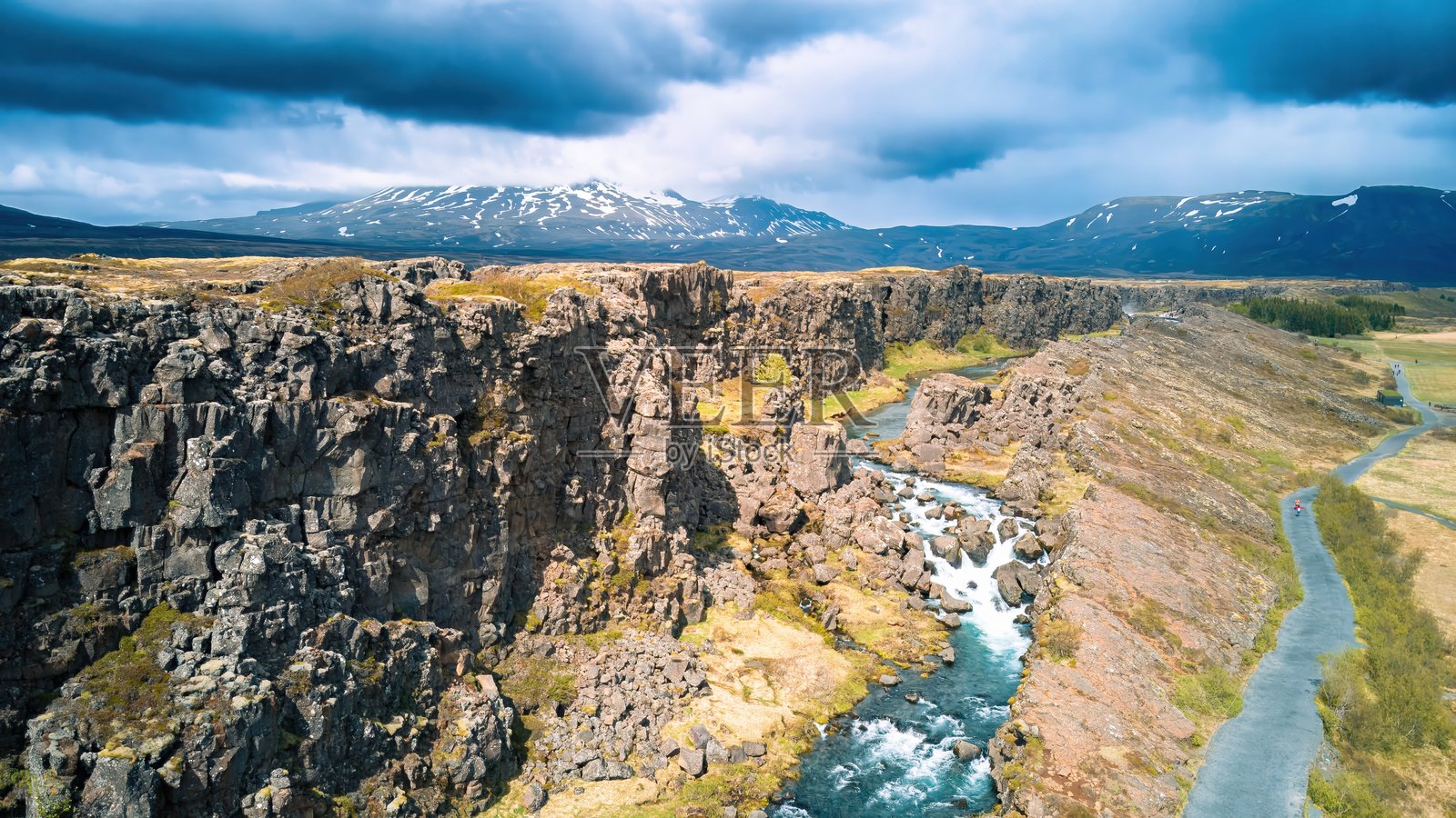 迷人的鸟瞰图展现了法罗群岛雾霭笼罩下的神秘魅力。照片摄影图片