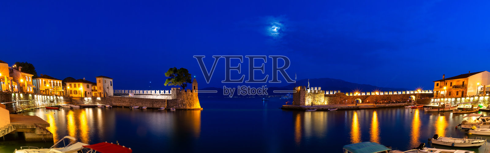 希腊纳夫帕克托斯著名港口的全景，拍摄于蓝色时刻。照片摄影图片