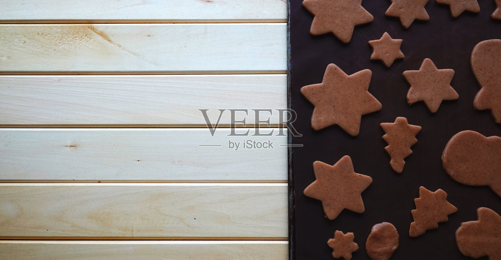 姜饼饼干在烤盘上的俯视图，自然光照射下照片摄影图片