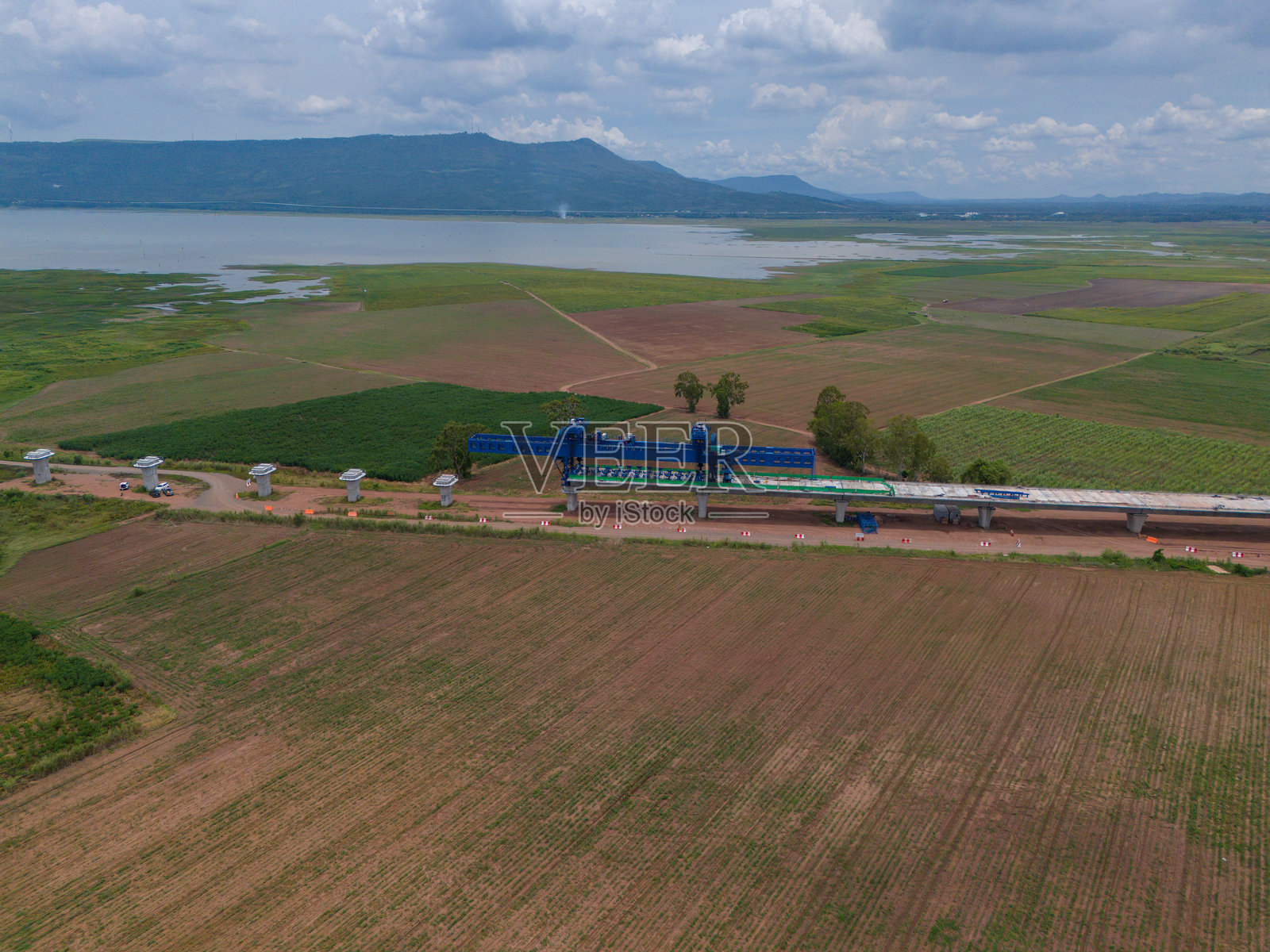 创新的高架桥建设。用于在高架快速路基础上安装混凝土典型段接头的金属架设门架结构。照片摄影图片