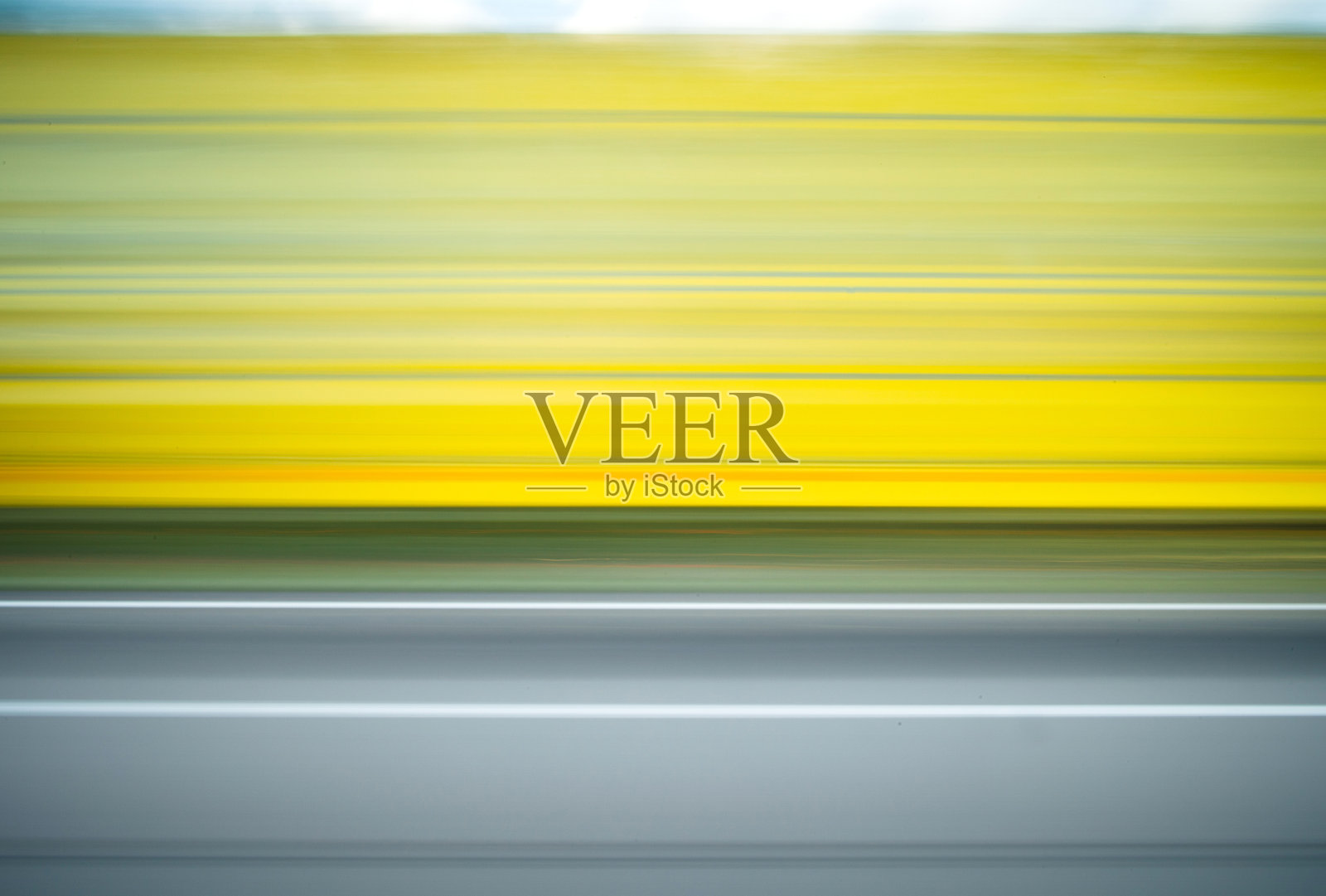 模糊的黄色公交车在道路上行驶照片摄影图片