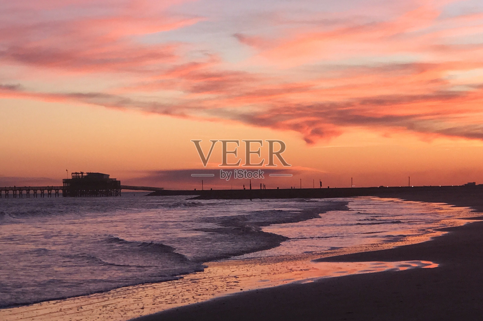 日落时分，海面与多云天空的美丽景色照片摄影图片