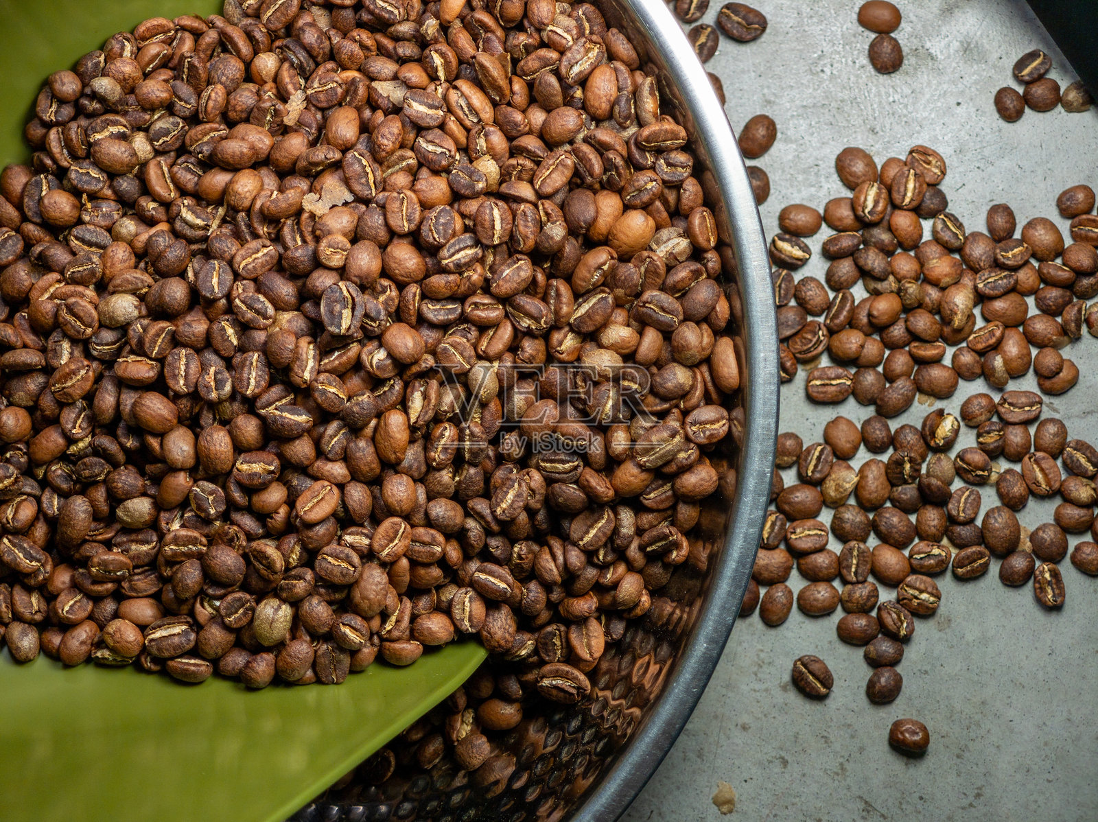 新鲜烘焙的阿拉比卡咖啡豆，散发诱人的香气照片摄影图片